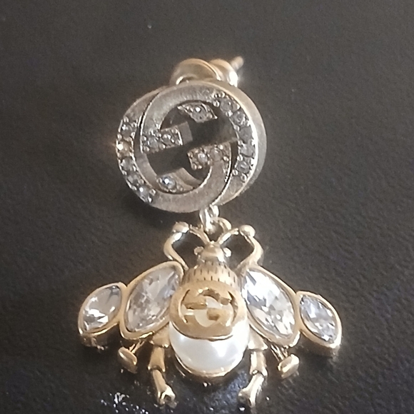 Authentic Vintage Gucci Gold Tone Faus Pearl Crystal Bee Earrings - Picture 8 of 11